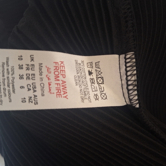 Black Pleated Button-Up Shirt Size 6 - Picture 9 of 9